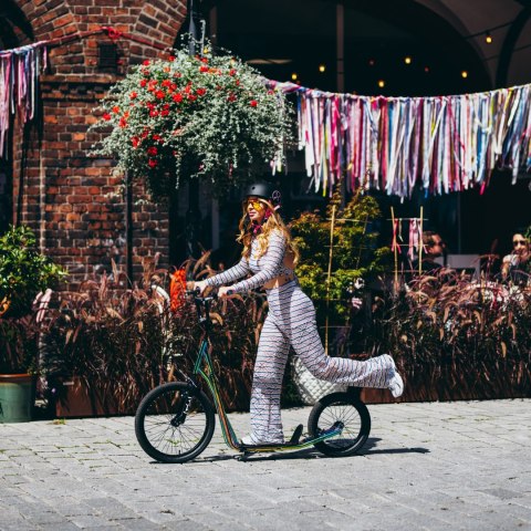 WH10212 HULAJNOGA Z KOŁAMI POMPOWANYMI 20/16'' NILS EXTREME