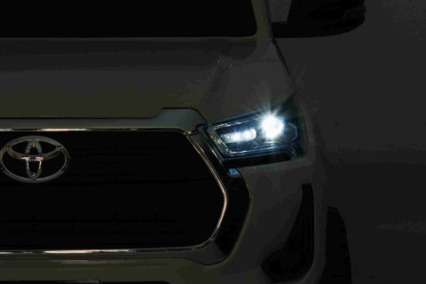 Toyota Hilux na akumulator dla dzieci Biały Pickup + Napęd 4x4 + Pilot + 2 bagażniki