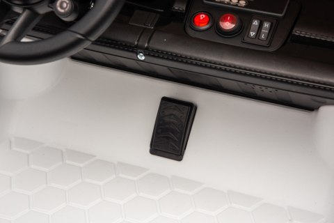 Pojazd Porsche Taycan Turbo S Biały