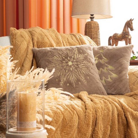 Poszewka na poduszkę świąteczna 45x45 cm ciemnozielono, szampańska z przyjemnego futerka zdobiona haftem śnieżynki