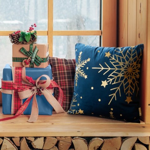 Poszewka na poduszkę świąteczna welwetowa 45x45 cm granatowa zdobiona nadrukiem szampańskich śnieżynek