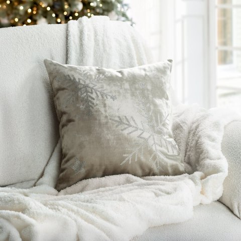 Poszewka na poduszkę świąteczna 45x45 cm beżowo, srebrna welwetowa zdobiona motywem śnieżynek z lśniących