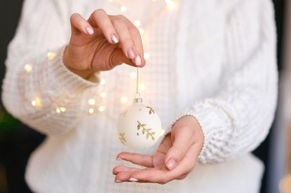 BOMBKA CHOINKOWA SZKLANA FI 8 CM KREMOWY