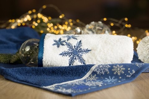 RĘCZNIK ŚWIATECZNY CAROL01 50 X 90 CM BIAŁY