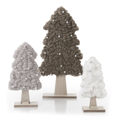 Choinka w stylu eko pokryta miękką włóczką i dzwoneczkami