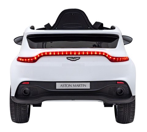 Aston Martin DBX na akumulator dla dzieci Biały + Pilot + EVA + Pasy + Wolny Start + Audio LED Aston Martin DBX na akumulator dla dzieci Biały + Pilot + EVA + Pasy + Wolny Start + Audio LED