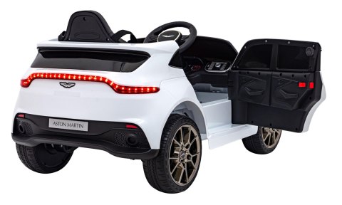 Aston Martin DBX na akumulator dla dzieci Biały + Pilot + EVA + Pasy + Wolny Start + Audio LED Aston Martin DBX na akumulator dla dzieci Biały + Pilot + EVA + Pasy + Wolny Start + Audio LED