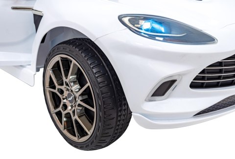 Aston Martin DBX na akumulator dla dzieci Biały + Pilot + EVA + Pasy + Wolny Start + Audio LED Aston Martin DBX na akumulator dla dzieci Biały + Pilot + EVA + Pasy + Wolny Start + Audio LED