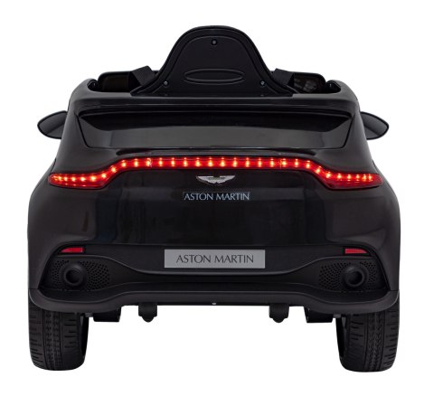 Aston Martin DBX na akumulator dla dzieci Czarny + Pilot + EVA + Pasy + Wolny Start + Audio LED Aston Martin DBX na akumulator dla dzieci Czarny + Pilot + EVA + Pasy + Wolny Start + Audio LED