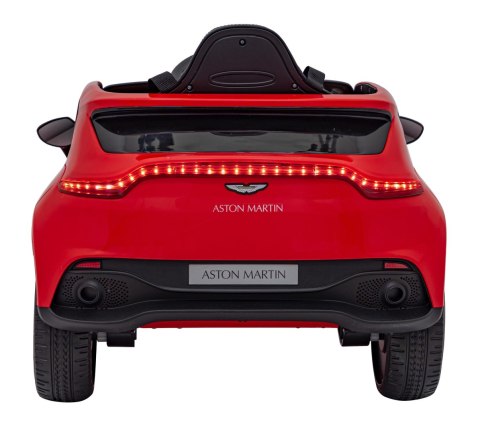 Aston Martin DBX na akumulator dla dzieci Czerwony + Pilot + EVA + Pasy + Wolny Start + Audio LED Aston Martin DBX na akumulator dla dzieci Czerwony + Pilot + EVA + Pasy + Wolny Start + Audio LED